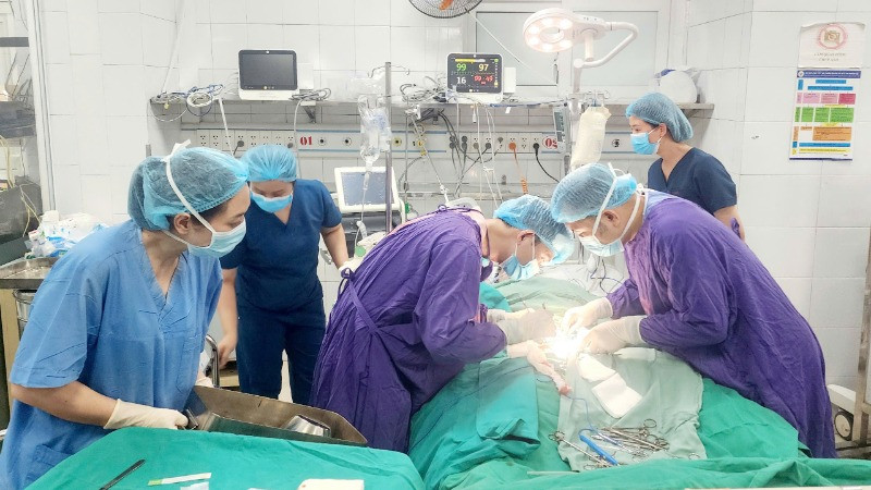 Các bác sĩ can thiệp ECMO để cứu sống bệnh nhân.