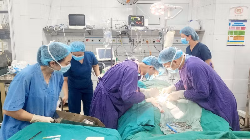 Các bác sĩ can thiệp ECMO để cứu sống bệnh nhân.