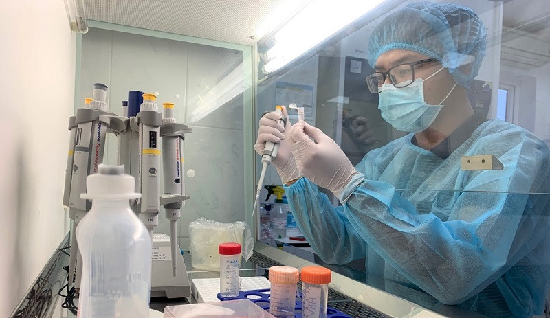 Các nhà khoa học nghiên cứu chẩn đoán SARS-CoV-2. 