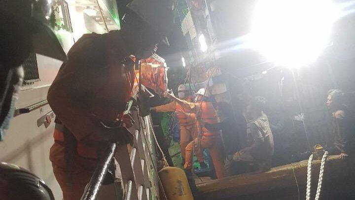 Tiếp cận tàu cá có ngư dân nguy kịch sức khỏe. 