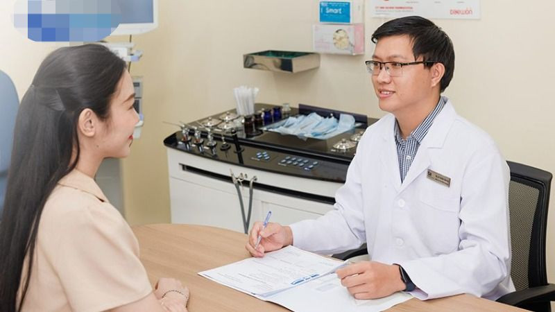 Bác sĩ Phát đang tư vấn cho một người bệnh. (Ảnh minh họa)