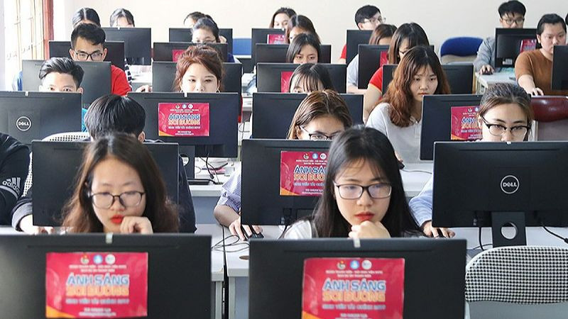 Các thí sinh tranh tài tại hội thi “Ánh sáng soi đường”.