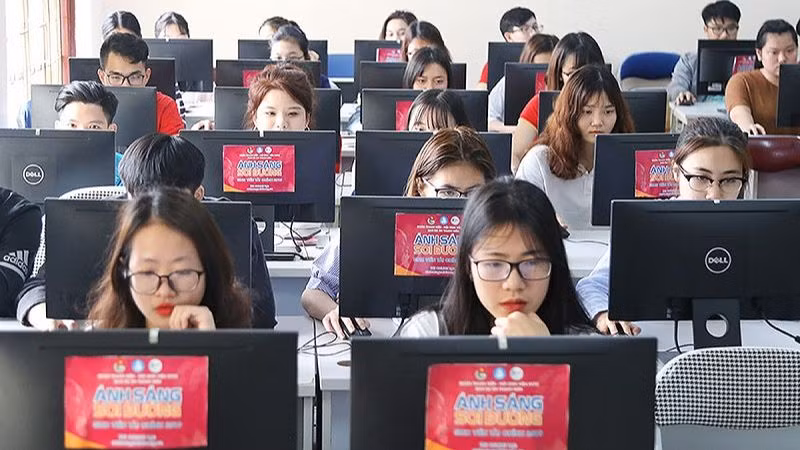 Các thí sinh tranh tài tại hội thi “Ánh sáng soi đường”.