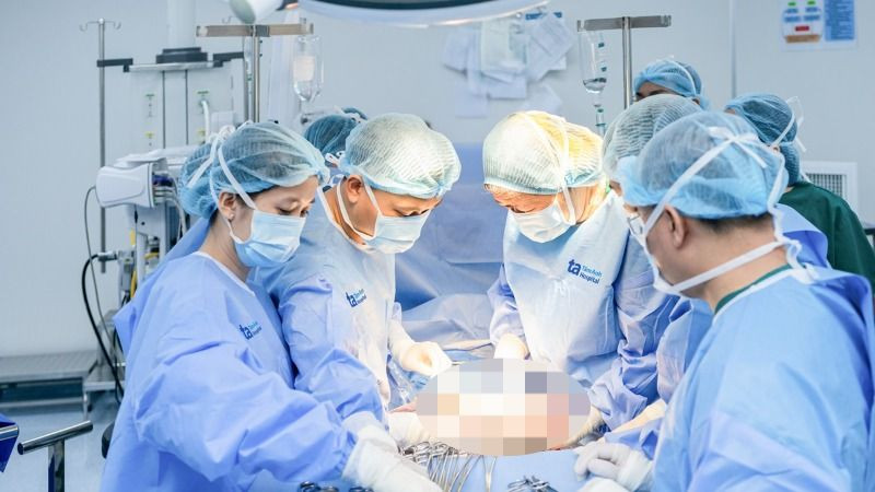 Các bác sĩ phẫu thuật u quái cho bé sơ sinh. 