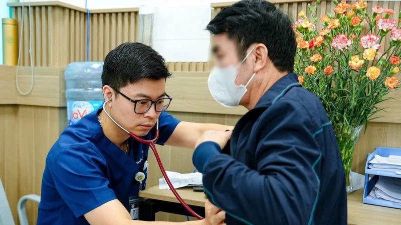 Bệnh nhân đột quỵ tái khám tại Trung tâm Đột quỵ, Bệnh viện Bạch Mai