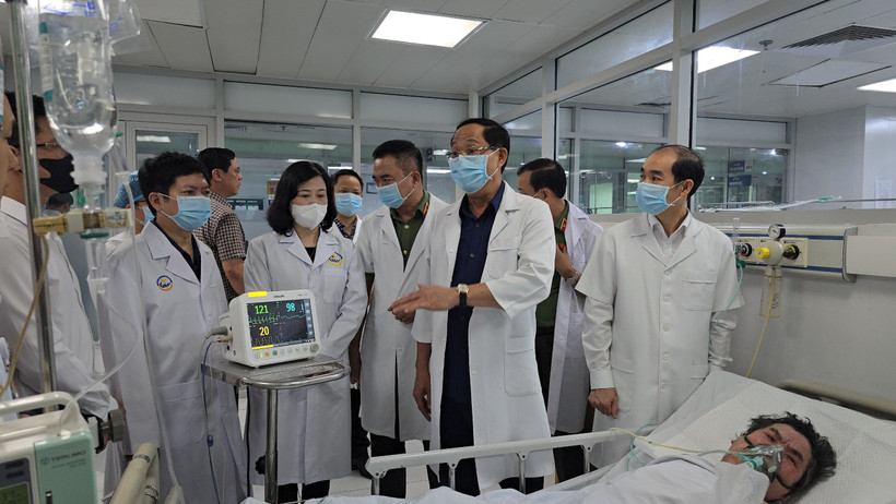 Thượng tướng Trần Quang Phương, Phó Chủ tịch Quốc hội và Bộ trưởng Y tế Đào Hồng Lan cùng đoàn lãnh đạo Bộ Y tế đã đến thăm hỏi nạn nhân vụ cháy tại Trung Kính.