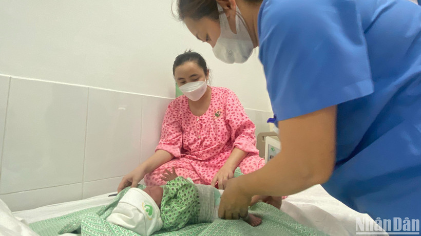 Bé Trang chỉ nặng 800gr lúc chào đời ở tuần 28, giờ đã nặng 2,5kg.