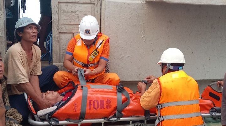 Công tác tiếp nhận nạn nhân từ tàu cá BV 92349 TS.