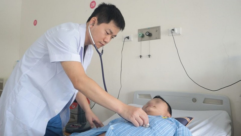 Bác sĩ thăm khám cho bệnh nhân sau phẫu thuật.