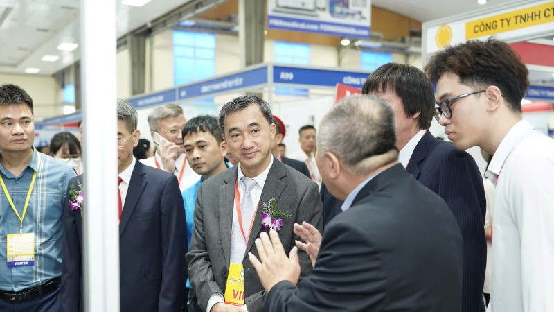 Giáo sư, Tiến sĩ Trần Văn Thuấn, Thứ trưởng Y tế (ngoài cùng bên phải) tham quan Vietnam Medi-Pharm 2024 và làm việc với các doanh nghiệp triển lãm. 