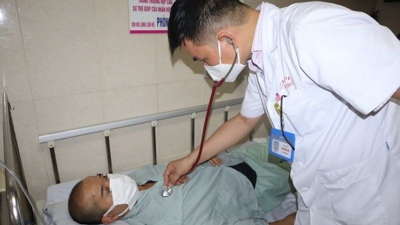 Bác sĩ khám cho bệnh nhân mắc sốt xuất huyết.