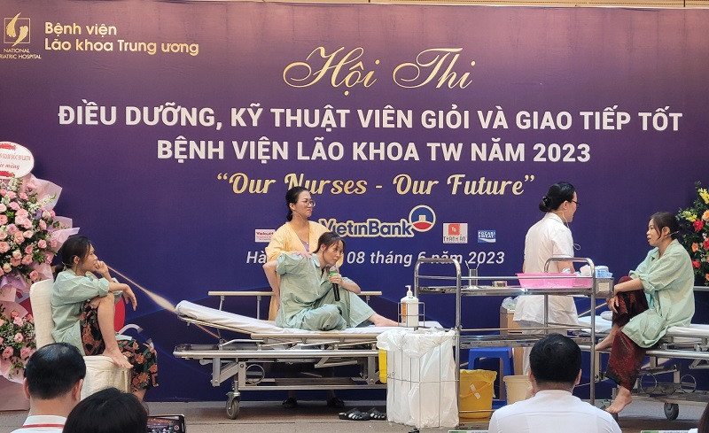 Các tình huống chăm sóc người cao tuổi được xây dựng thành tiểu phẩm.