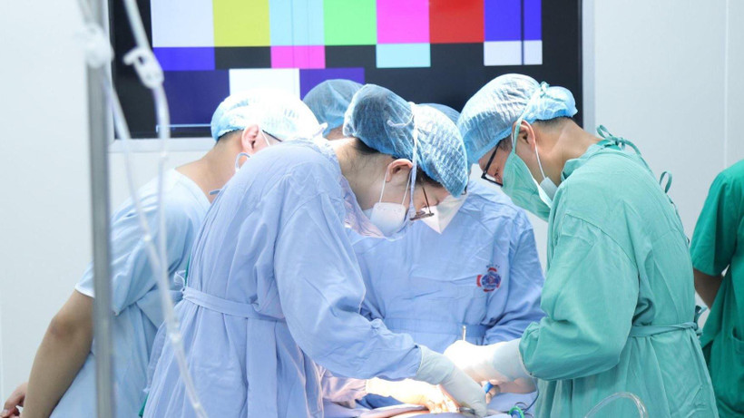 Các bác sĩ phẫu thuật cho bệnh nhân ung thư. 