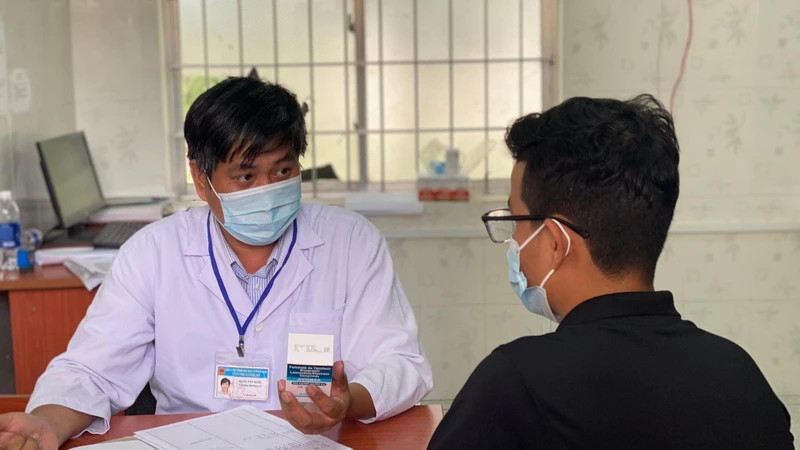 Bác sĩ tư vấn cho đối tượng nguy cơ cao nhiễm HIV.