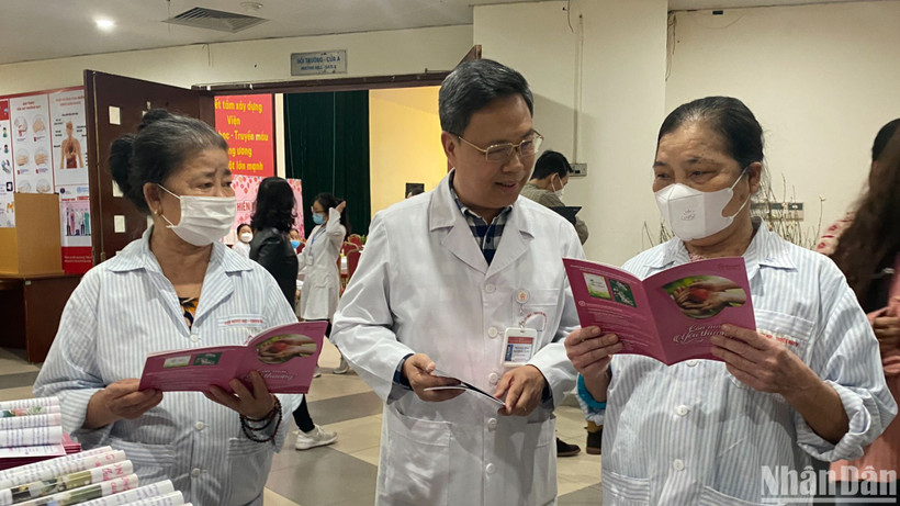 PGS, TS Nguyễn Hà Thanh, Viện trưởng Viện Huyết học-Truyền máu Trung ương chia sẻ thông tin với người bệnh.