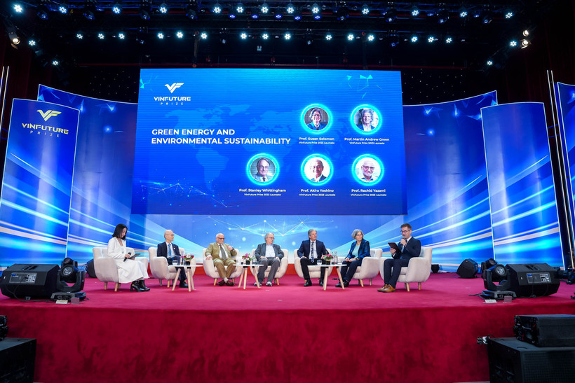 Chủ nhân giải VinFuture 2023 tại buổi giao lưu đối thoại sau lễ trao giải.