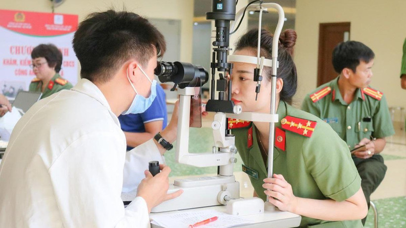 Khám cho cán bộ chiến sĩ công an.