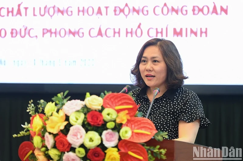 Đồng chí Trần Thị Hoa, Ủy viên Ban Thường vụ Công đoàn Ban Nội chính Trung ương trình bày tham luận.