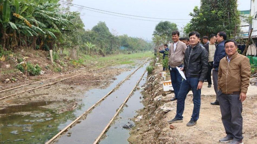 Kiểm tra tình trạng lấn chiếm hành lang tại khu vực ga Nghĩa Đàn. (Ảnh: TIẾN ĐÔNG)