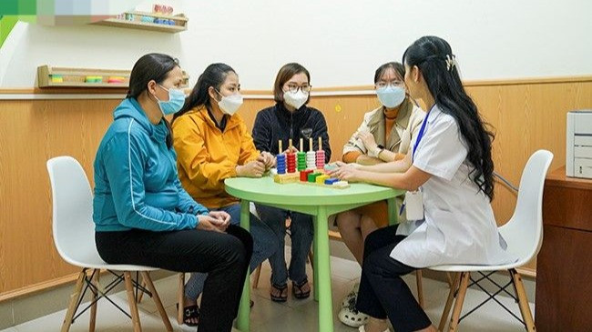 Cán bộ y tế đóng vai trò rất quan trọng trong hỗ trợ tâm lý cho cha mẹ có con mắc hội chứng tự kỷ. (Ảnh: BVCC)