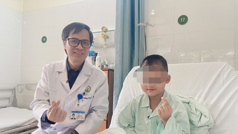 Phó Giáo sư, Tiến sĩ Đồng Văn Hệ, Chủ tịch Hội Phẫu thuật Thần kinh Việt Nam, Phó Giám đốc Bệnh viện Hữu nghị Việt Đức, Giám đốc Trung tâm Phẫu thuật thần kinh chúc mừng bệnh nhi hồi phục. 