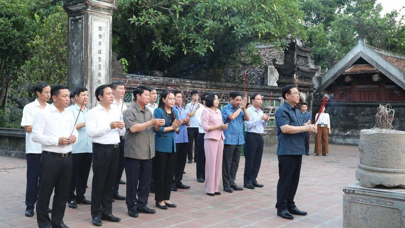 Chủ tịch Quốc hội Vương Đình Huệ dâng hương tại Cố đô Hoa Lư (Ninh Bình).