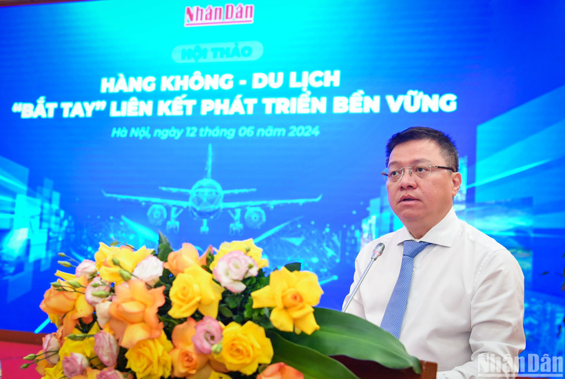 Đồng chí Lê Quốc Minh, Ủy viên Trung ương Đảng, Tổng Biên tập Báo Nhân Dân, Phó Trưởng Ban Tuyên giáo Trung ương, Chủ tịch Hội Nhà báo Việt Nam phát biểu tại hội thảo.