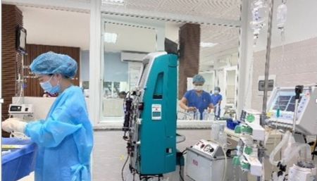 Các y, bác sĩ điều trị cho bệnh nhân mắc liên cầu lợn.