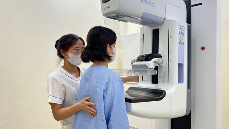 Chụp X-quang để phát hiện tổn thương tuyến vú.