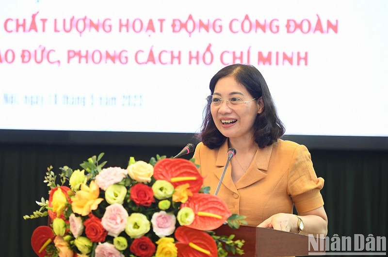 Đồng chí Cao Thị Mai Hồng, Phó Chủ tịch Công đoàn Văn phòng Trung ương Đảng trình bày tham luận.