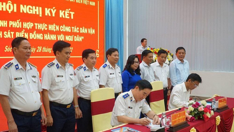 Ký kết Chương trình phối hợp thực hiện công tác dân vận “Cảnh sát biển đồng hành với ngư dân”.
