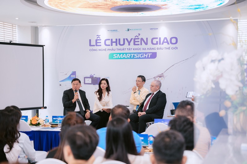 Các chuyên gia Đức chuyển giao công nghệ SmartSight cho Bệnh viện Đông Đô.