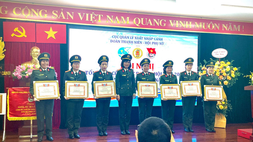 Hội phụ nữ Cục Xuất nhập cảnh nhận Bằng khen của Hội Phụ nữ Công an nhân dân, vì đã có thành tích xuất sắc trong công tác Hội và phong trào Phụ nữ năm 2022.