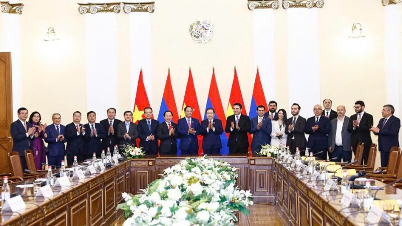 Trong khuôn khổ chuyến thăm chính thức Cộng hòa Armenia của Chủ tịch Quốc hội, Thứ trưởng Y tế Trần Văn Thuấn đã đến thăm và làm việc tại Bộ Y tế Cộng hòa Armenia, hội đàm với Bộ trưởng Y tế Armenia - bà Anahit Avanesyan. (Ảnh: Bộ Y tế)