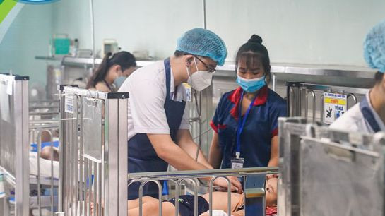 Bác sĩ thăm khám cho trẻ mắc bệnh do virus hợp bào hô hấp RSV.