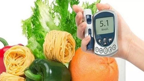 Người bệnh đái tháo đường nên duy trì đo đường huyết thường xuyên dịp Tết Nguyên đán. (Ảnh minh họa)