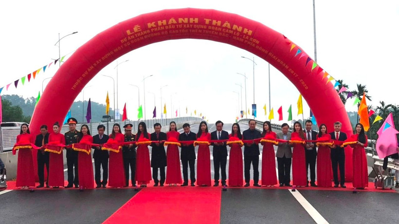 Lãnh đạo các bộ, ngành, địa phương thực hiện nghi thức cắt băng khánh thành cao tốc Cam Lộ-La Sơn.