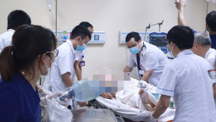 Bệnh nhân cấp cứu tại Bệnh viện E ngày 5/4.