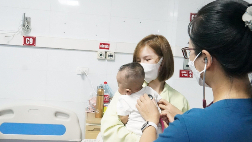 Bác sĩ khám cho bệnh nhi tại Bệnh viện Thanh Nhàn. 