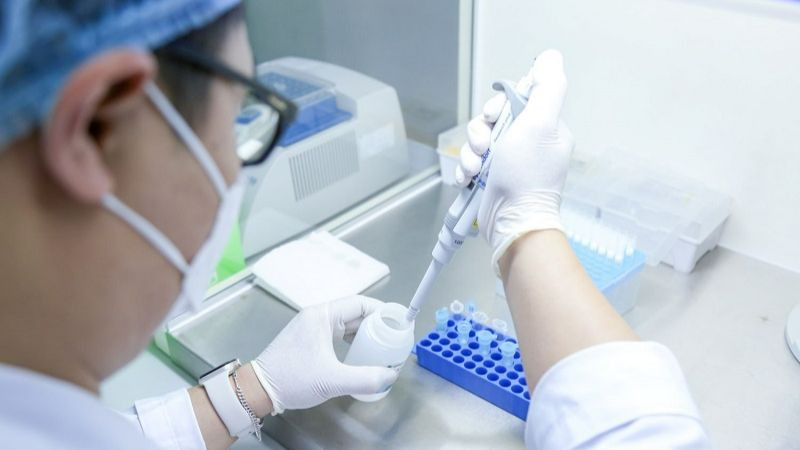 Kỹ thuật viên thực hiện xét nghiệm HLA.