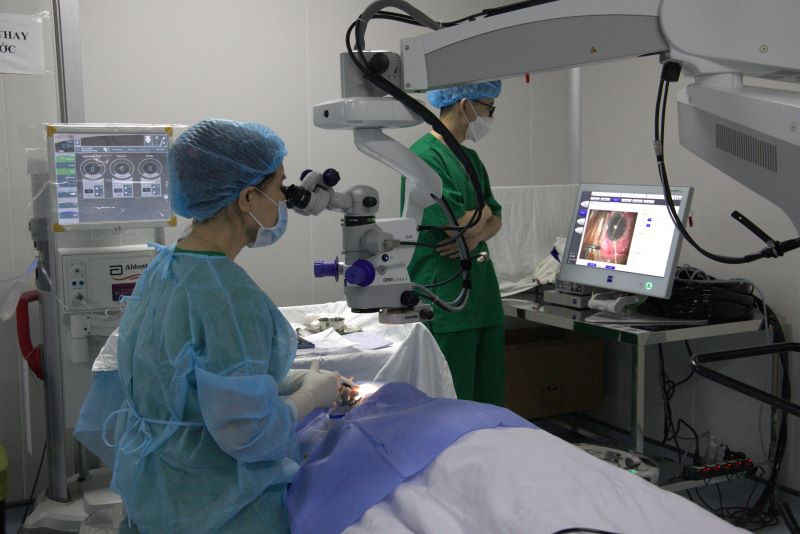 Mổ Phaco cho bệnh nhân. 
