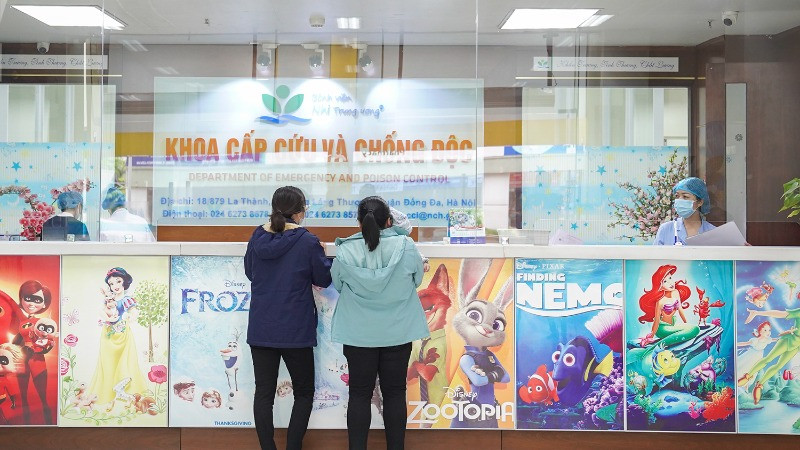 Trưởng khoa Cấp cứu và Chống độc, Bệnh viện Nhi Trung ương tiếp nhận 2 bệnh nhi bị chấn thương lách.