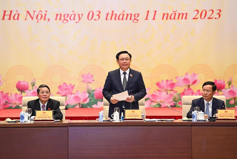 Chủ tịch Quốc hội Vương Đình Huệ phát biểu tại buổi gặp mặt đoàn đại biểu doanh nghiệp gia đình tiêu biểu cả nước. (Ảnh: DUY LINH)