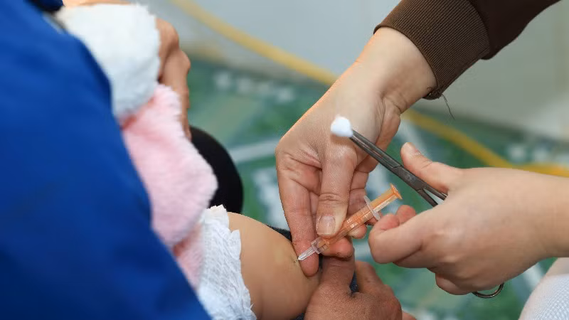 Tiêm phòng vaccine là biện pháp phòng bệnh sởi tốt nhất. (Ảnh: N.H)