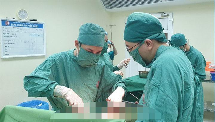 Các bác sĩ phẫu thuật cho người bệnh. 