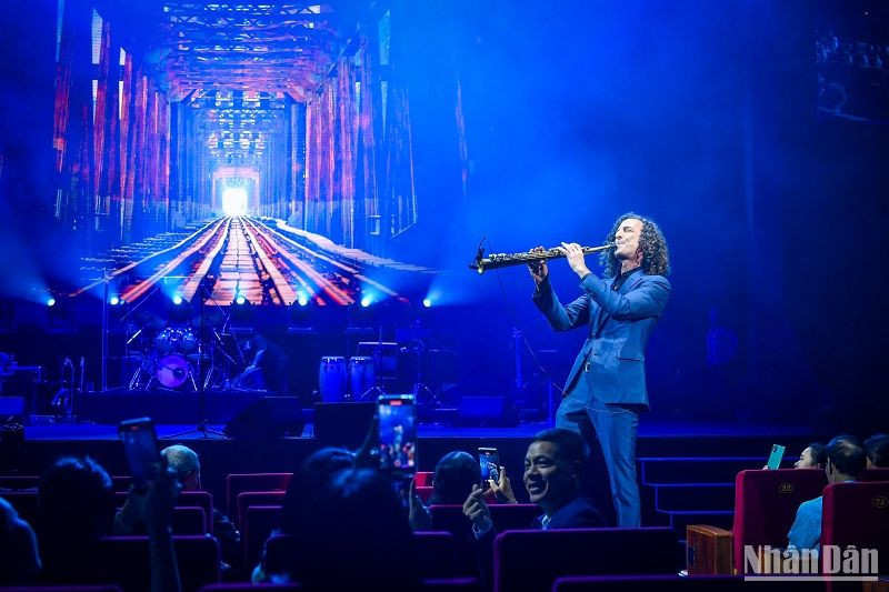 Khán giả Việt ấn tượng với sự phá cách và phóng khoáng của nghệ sĩ Kenny G
