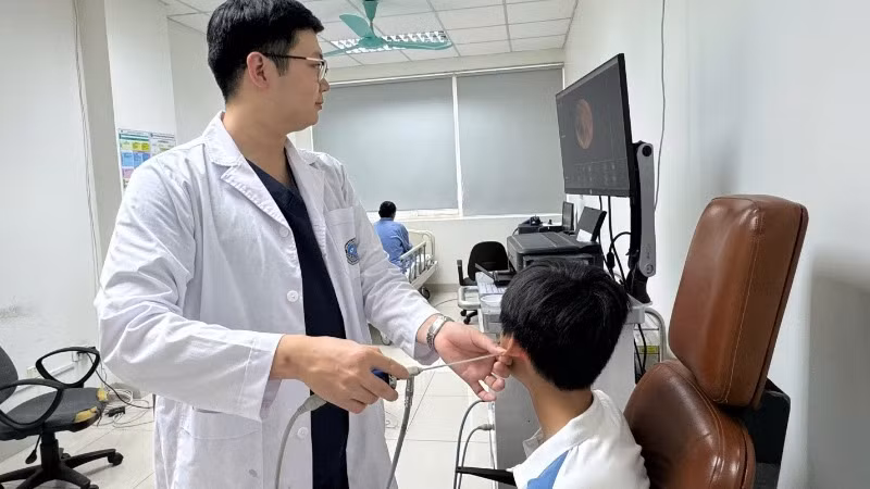 Bác sĩ tiến hành nội soi cho bệnh nhi. 