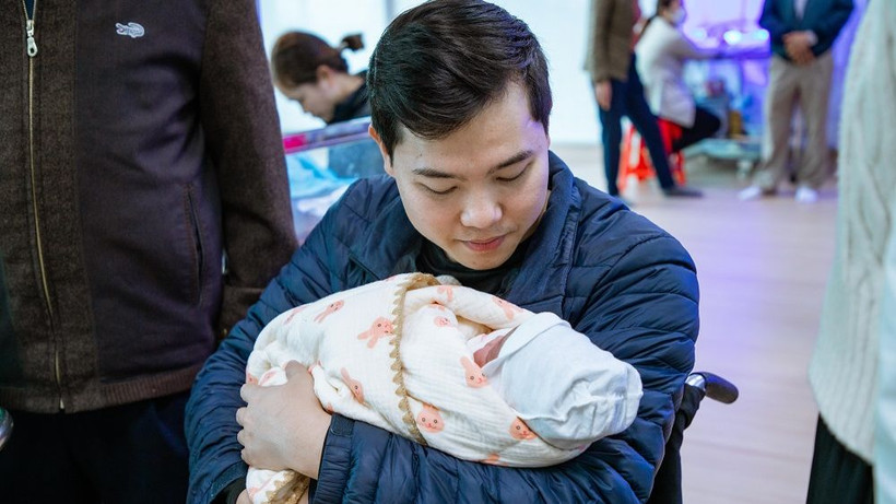Anh Đỗ Văn Hóa hạnh phúc bế con đầu lòng. 