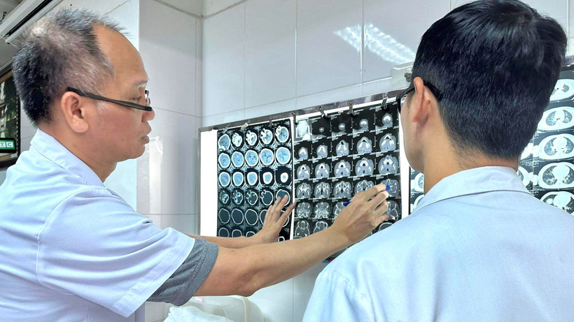 Bác sĩ hội chẩn phẫu thuật cho bệnh nhi bị chó cắn.