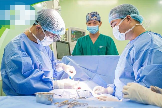 Các bác sĩ tiến hành ghép thận cho bệnh nhi. 